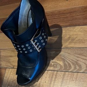 Michael Kors MK Black Leather Shoes with 4 1/2” hills size 9 1/2